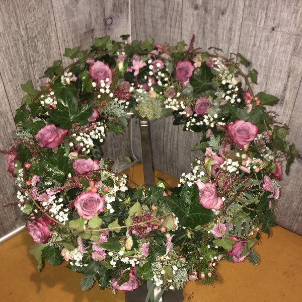 Trauerkranz rundgesteckt mit rosa Rosen, passenden Blumen und Grün Bild 1