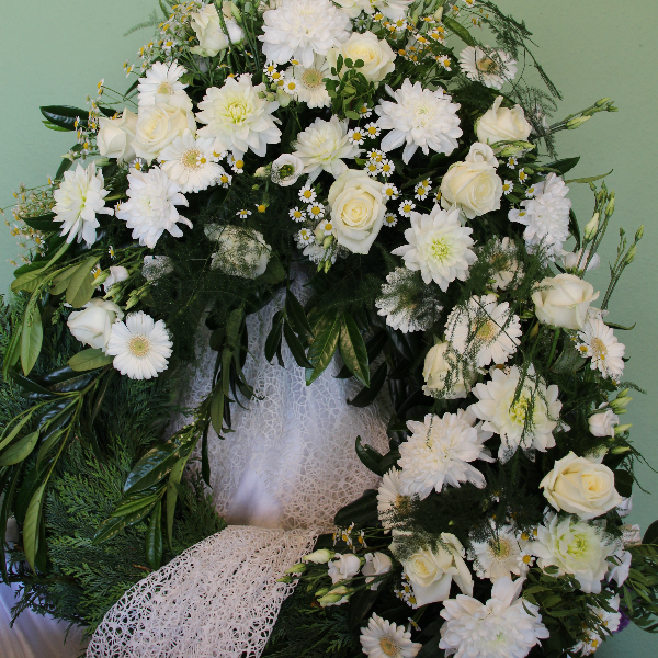Trauerkranz weiße Rosen, Chysanthemen und Gerbera Bild 1
